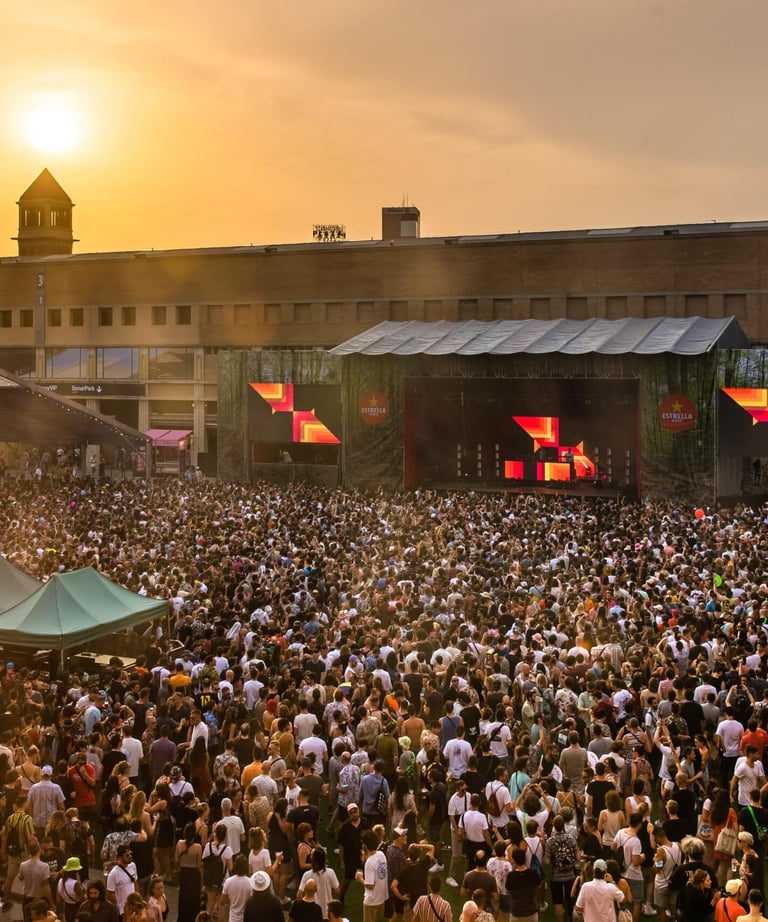 Artistas en escenario actuando 