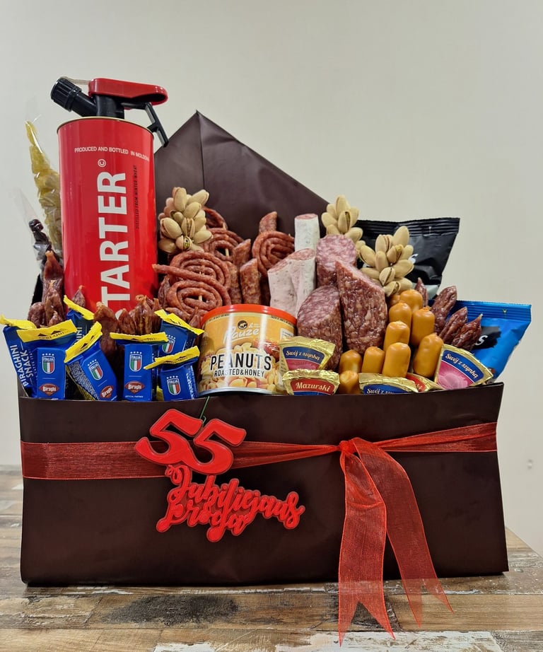 Maisto puokštė iš dešrelių, sūrio, riešutų su buteliu. Panevėžyje