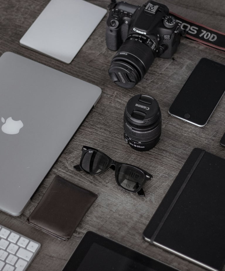 Ordinateur et autres outils sur un bureau