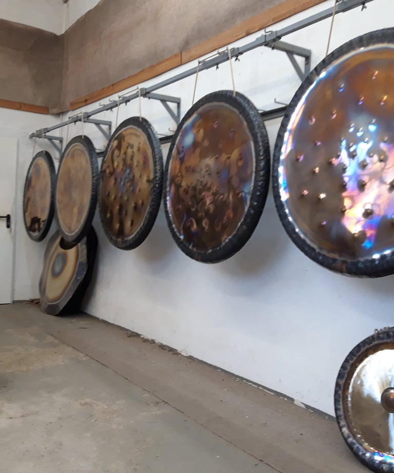 Gongs in einer Wongwerkstatt