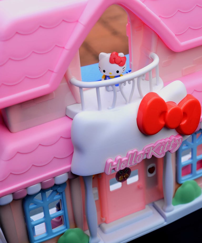 Sanrio Hello Kitty in dollhouse
