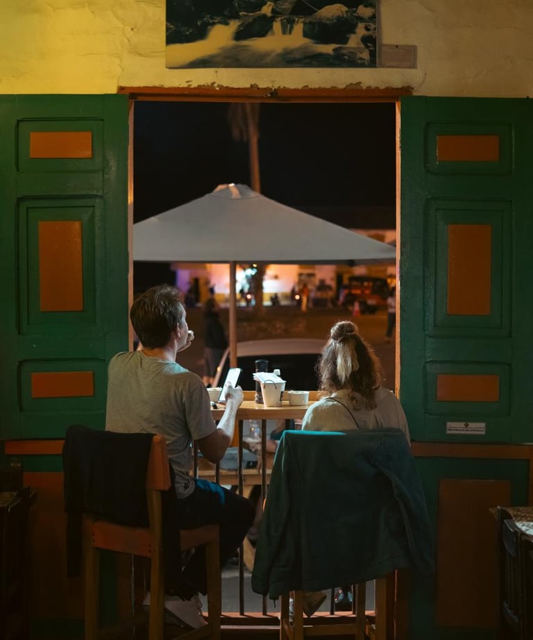 Interior del restaurante Parrilla y Vinos Juan Esteban en Salento, con vista al parque principal