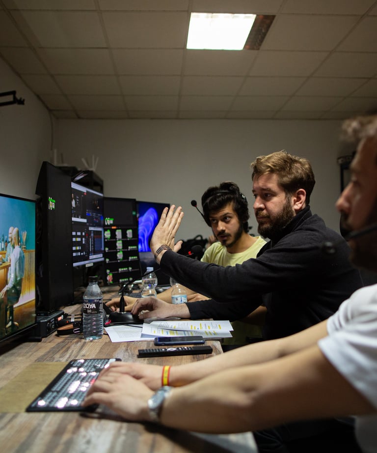 Nuestro equipo de producción trabaja intensamente en nuestro equipado control room.