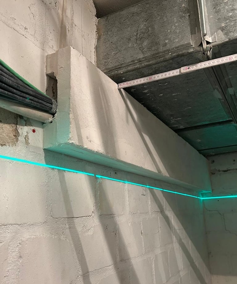 Zabudowa przeciwogniowa kanału wentylacyjnego w pomieszczeniu technicznym, płyty ognioodporne i widoczne przewody.