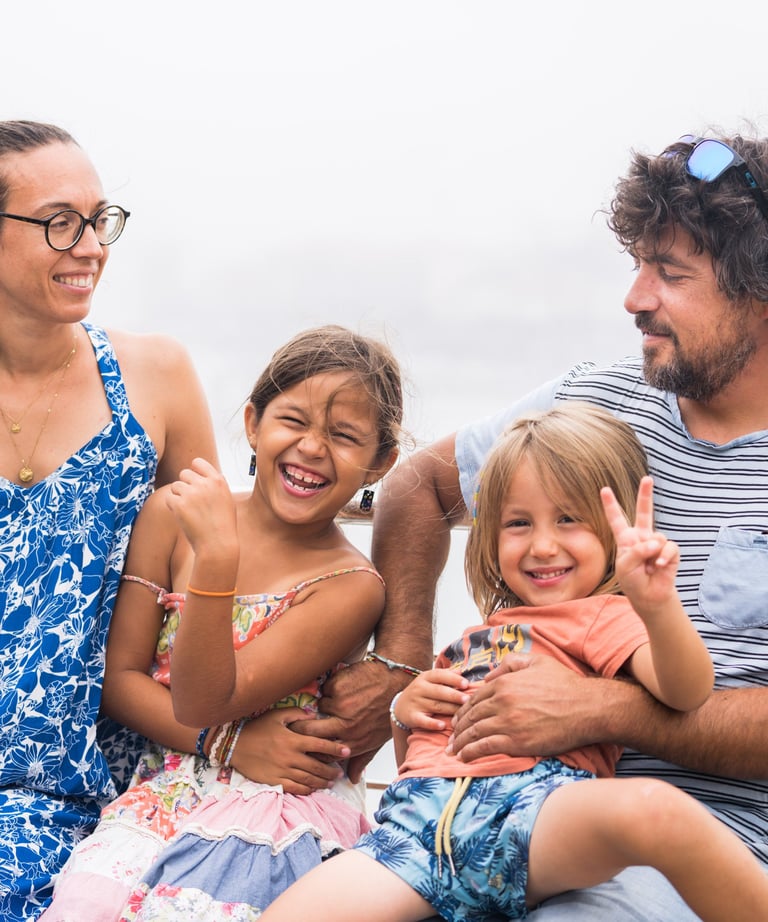 une famille heureuse en train de rire et s'amuser