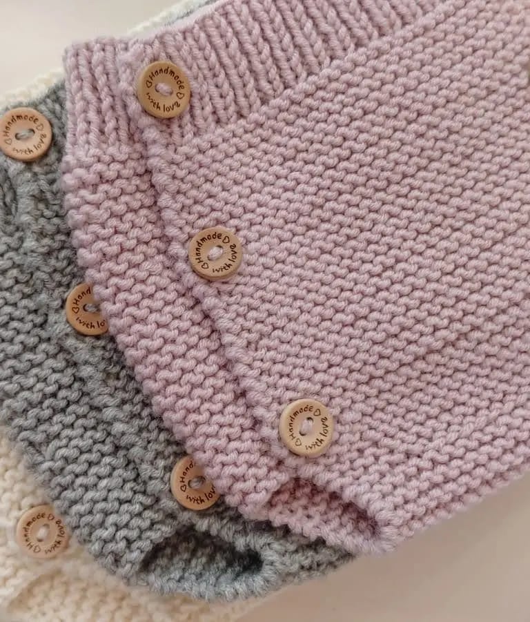 Cubrepañales de lana para bebé hecho a mano