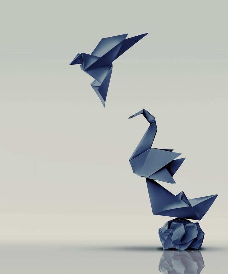 Figura d’origami en un entorn neutre, com a metàfora de procés, equilibri i construcció artística