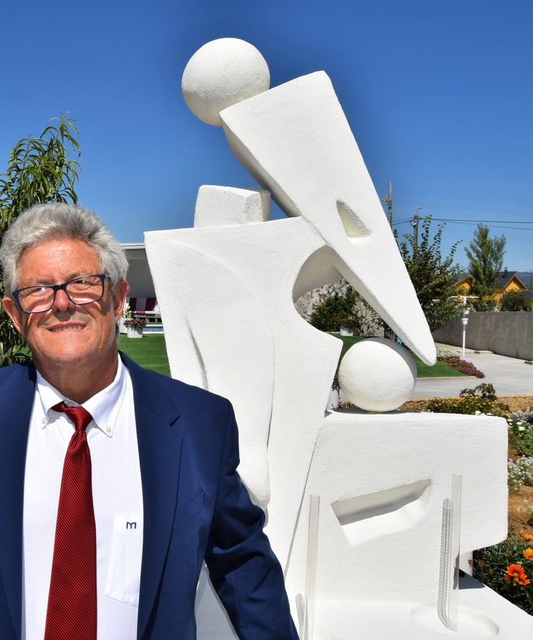 Miguel García Yebra junto a una de sus esculturas de gran formato