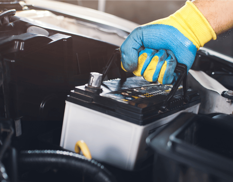 Mécanicien ExelAutos installant une batterie neuve garantie 2 ans – entretien voiture Vincenne