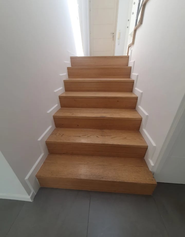 un escalier à battants avec un escalier en bois