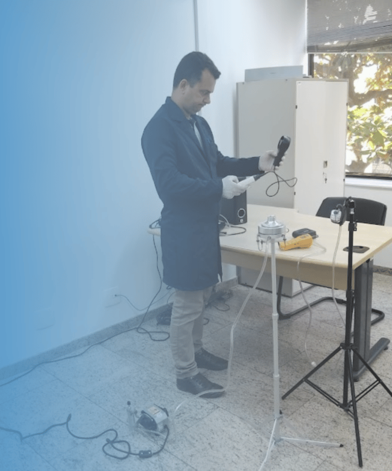 Profissionais do Laboratório AMB realizando análises laboratoriais em ambiente técnico equipado