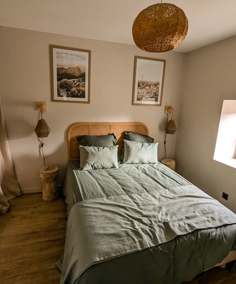 Chambre cosy avec lit double du gite des ramières à la ferme gourmande