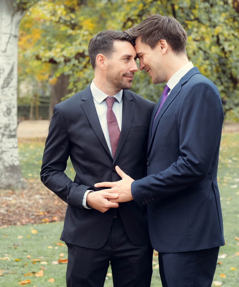 "Pareja gay casada en España, compartiendo un momento íntimo de amor y celebración de su boda."