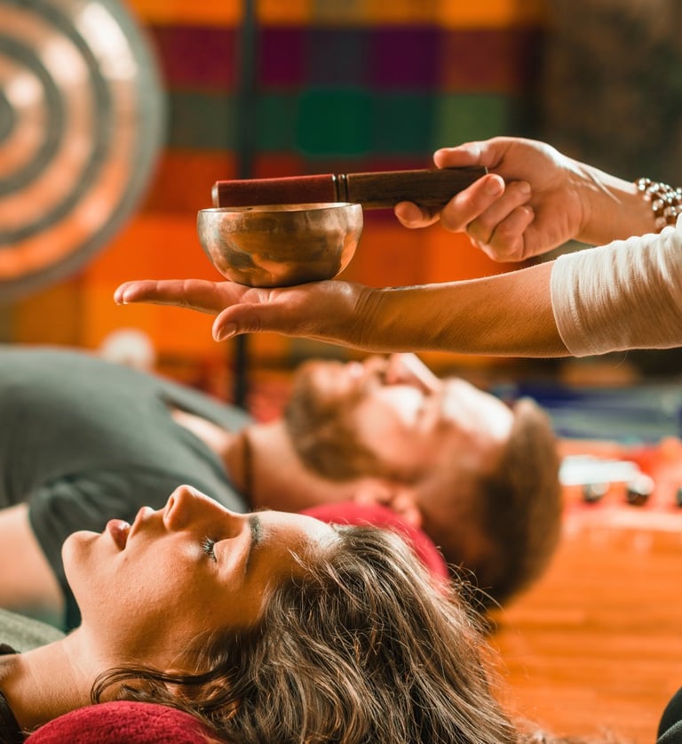 Un homme et une femme sont en train de participer à une séances de massage sonore collectif.