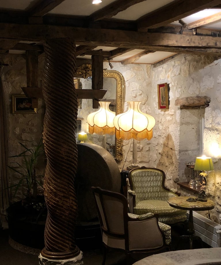 mobilier, fauteuil, miroir doré, table d'appoint, lampadaire vintage.