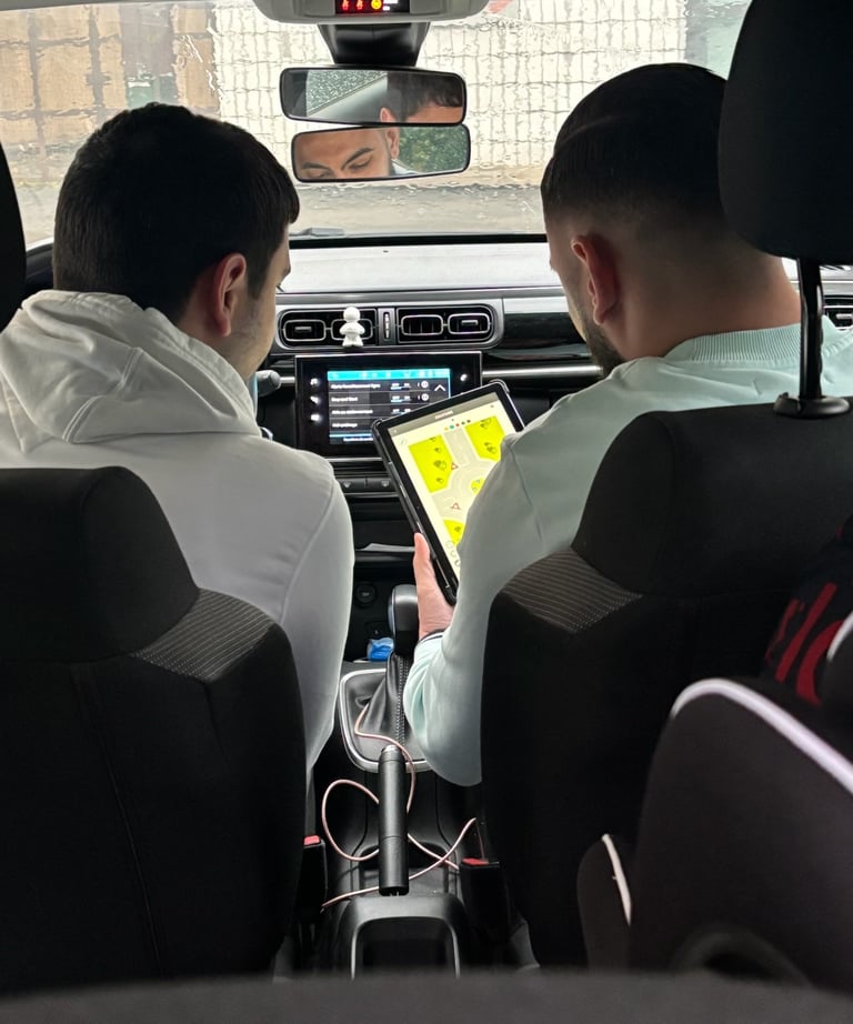 deux personnes dans une voiture