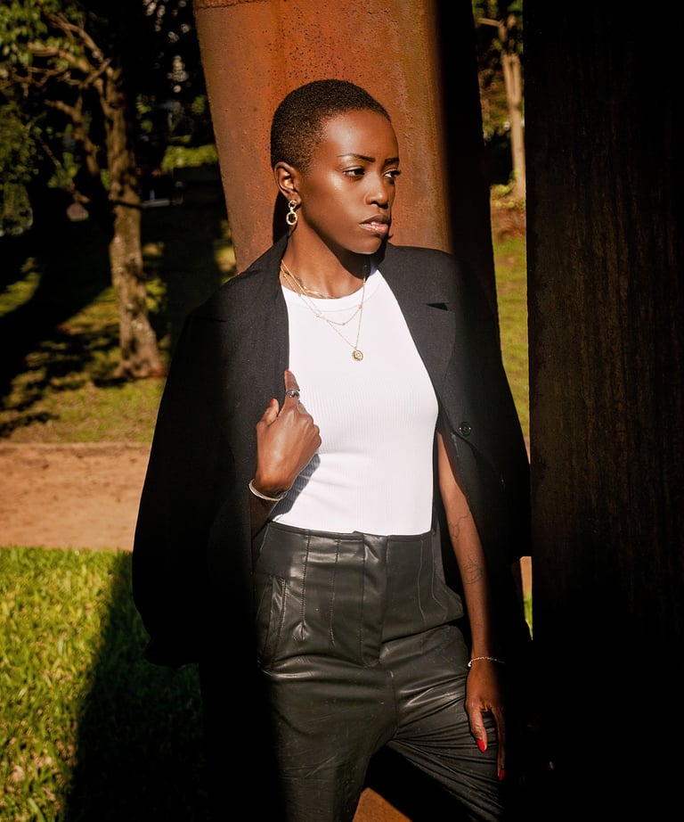 Ensaio casual, look com blazer. Ensaio externo.