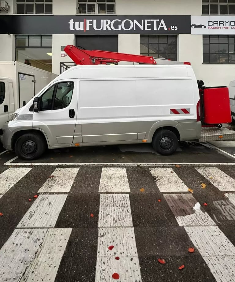 furgoneta con cesta elevadora