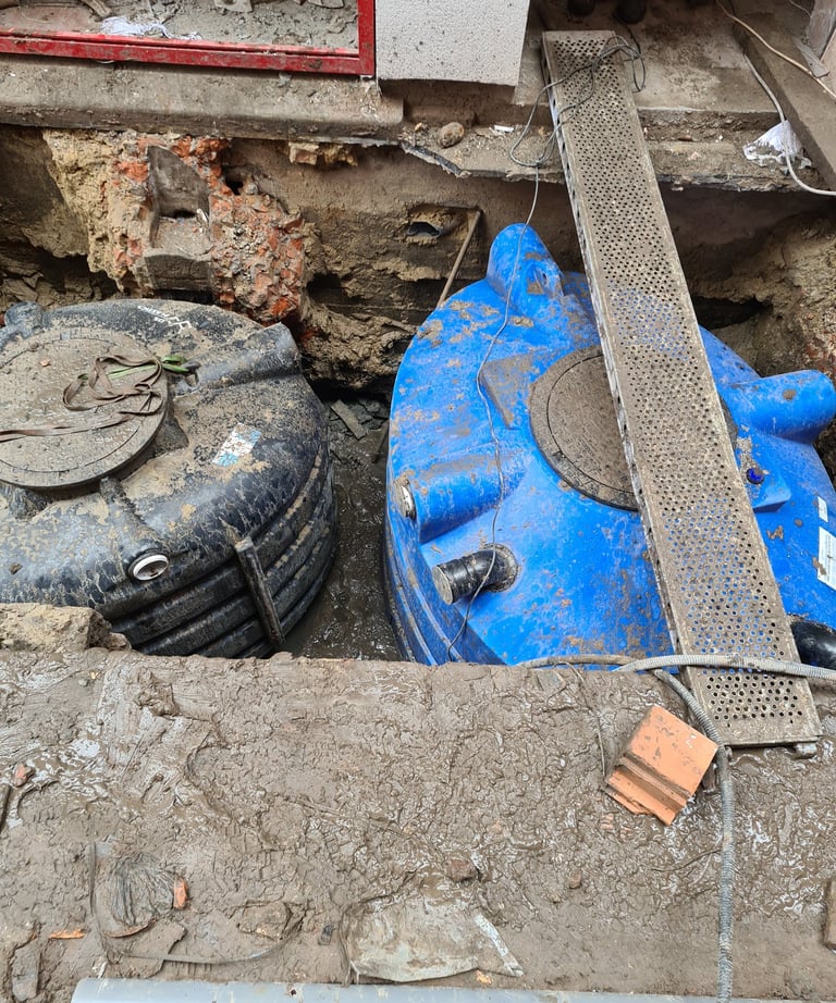 Installation de citernes plastiques enterrées avec trappes de visite et raccords en attente