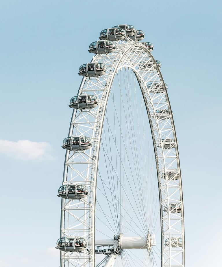ein Riesenrad vor blauem Himmel