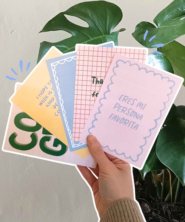 Mano con tarjetas coloridas de papeleria creativa