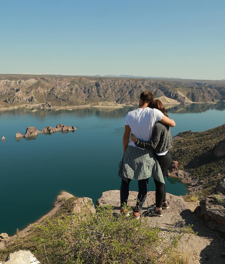 Personas admirando el Cañon del Atuel, en San Rafael Mendoza
