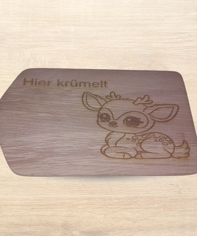 Ein Frühstücksbrettchen mit einem eingebrannten Rehkidz