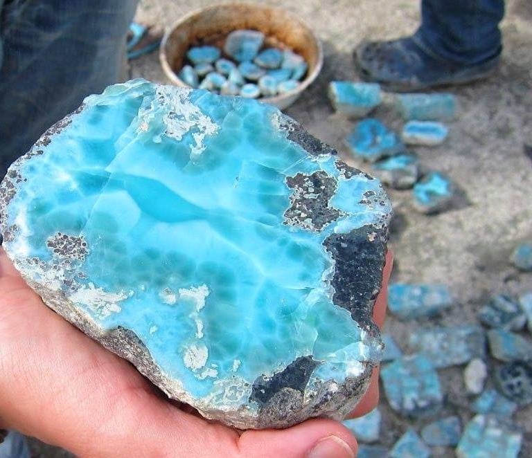 Roca extraída de cueva con Piedra Larimar dentro 