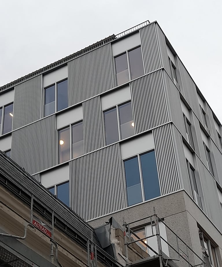Façade aluminium moderne gris pour immeuble