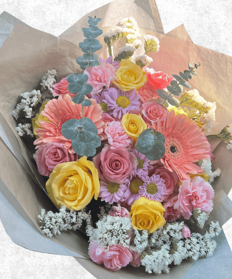 Ramo de rosas, gerberas, margaritas, claveles y follaje en tonos rosa, morado y amarillo