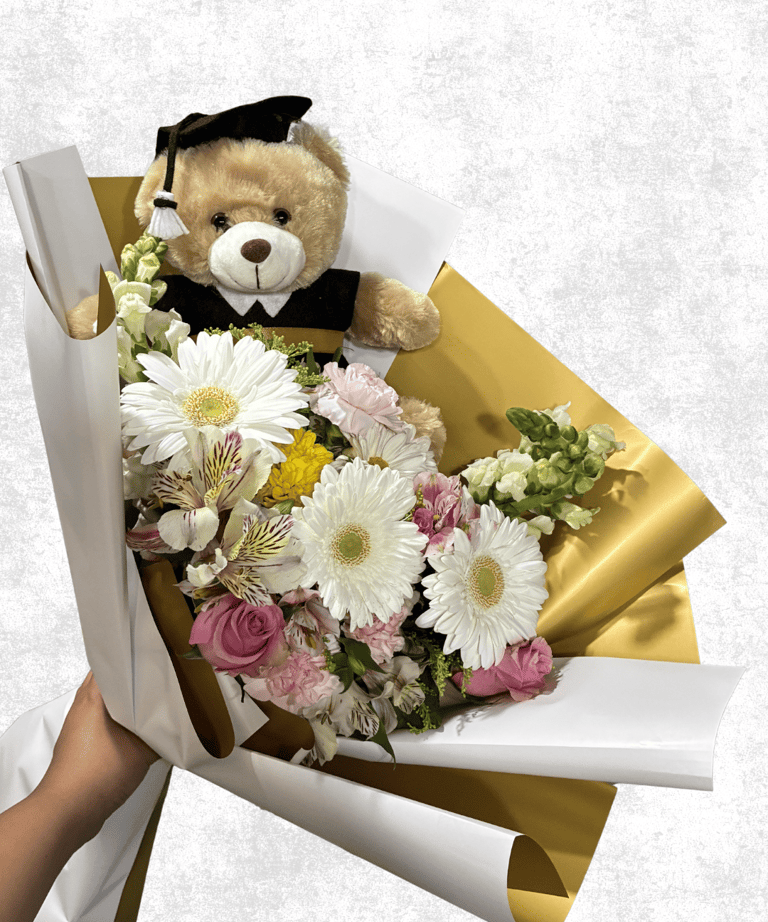 Ramo de graduacion con flores y oso de peluche
