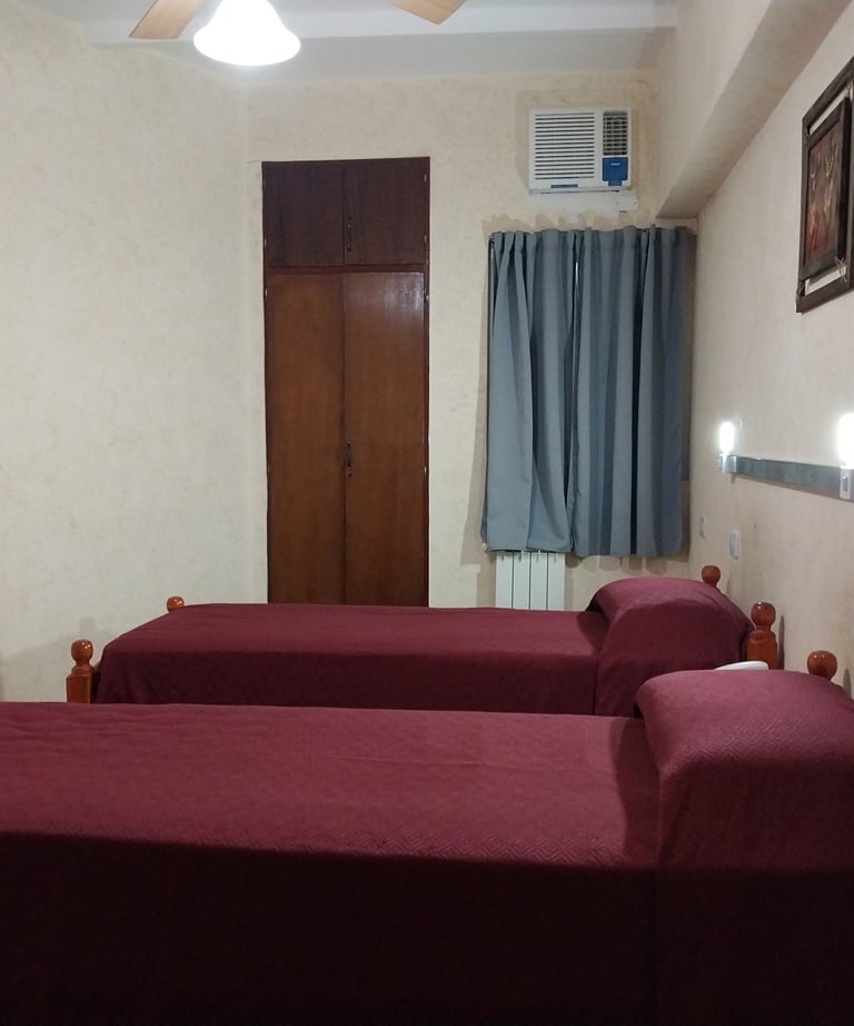 Una habitación con dos camas individuales