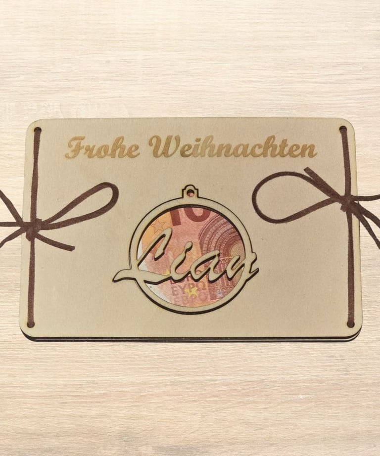 Weihnachtskarte aus Holz mit dem Personalisierten Namen, Liam und der Aufschrift Frohe Weihnachten