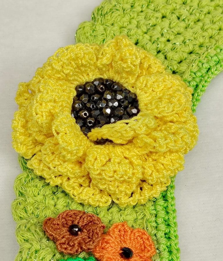 fleur jaune crocheté avec des perles pour le cœur