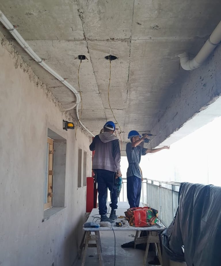 Equipe trabalhando com instalação do forro Drywall