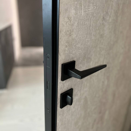 Drzwi ukryte z powloka dekoracyjna