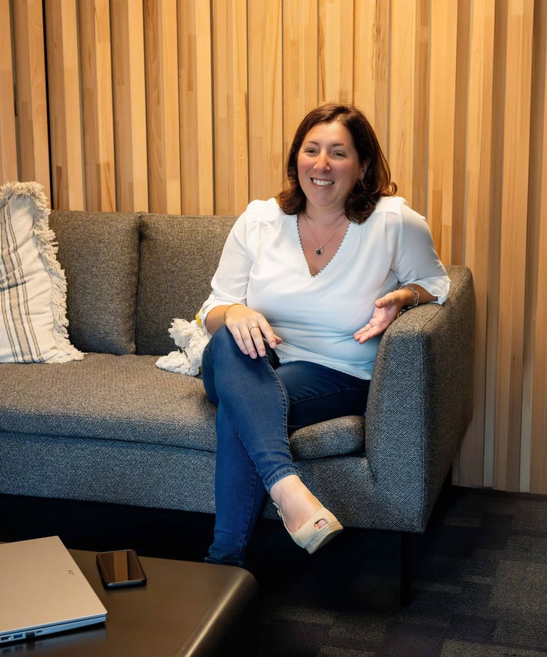 Consultant d'Avenir Éclairé Consulting en train de discuter avec un client lors lors d'un rdv