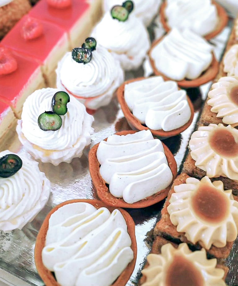 Plateaux de mignardises artisanales sucrées – assortiment élégant de mini-pâtisseries, macarons, tar