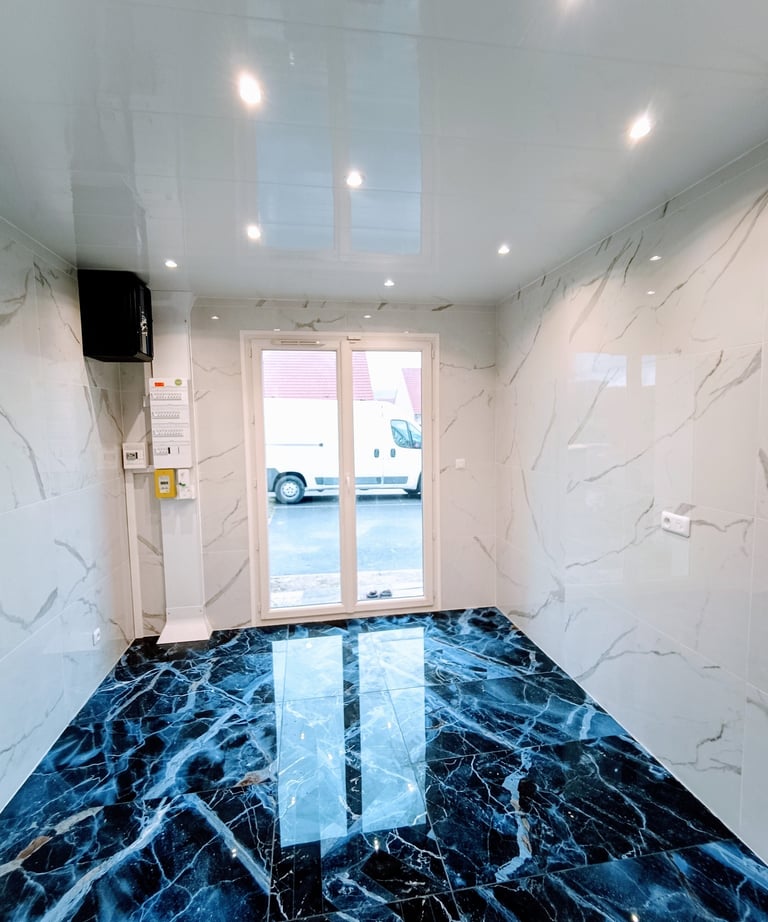 Travaux de carrelage mural réalisés par un artisan plombier