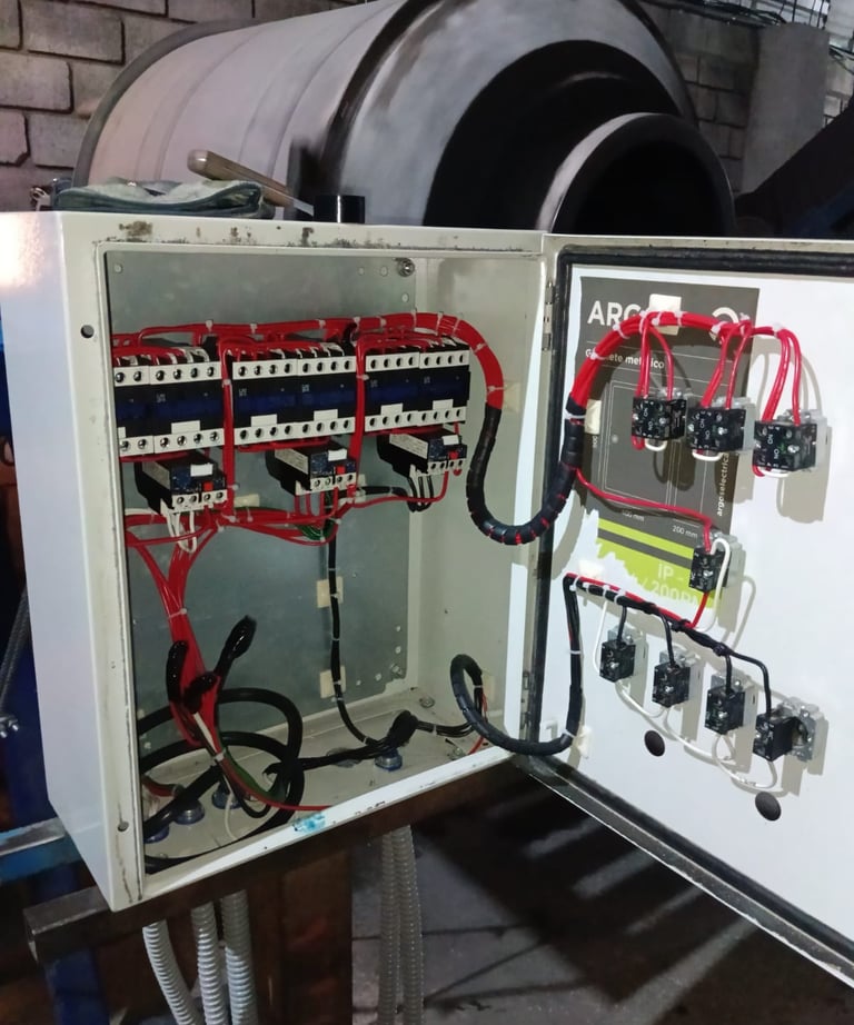 Tablero de control de motores en fabrica después de la reparación