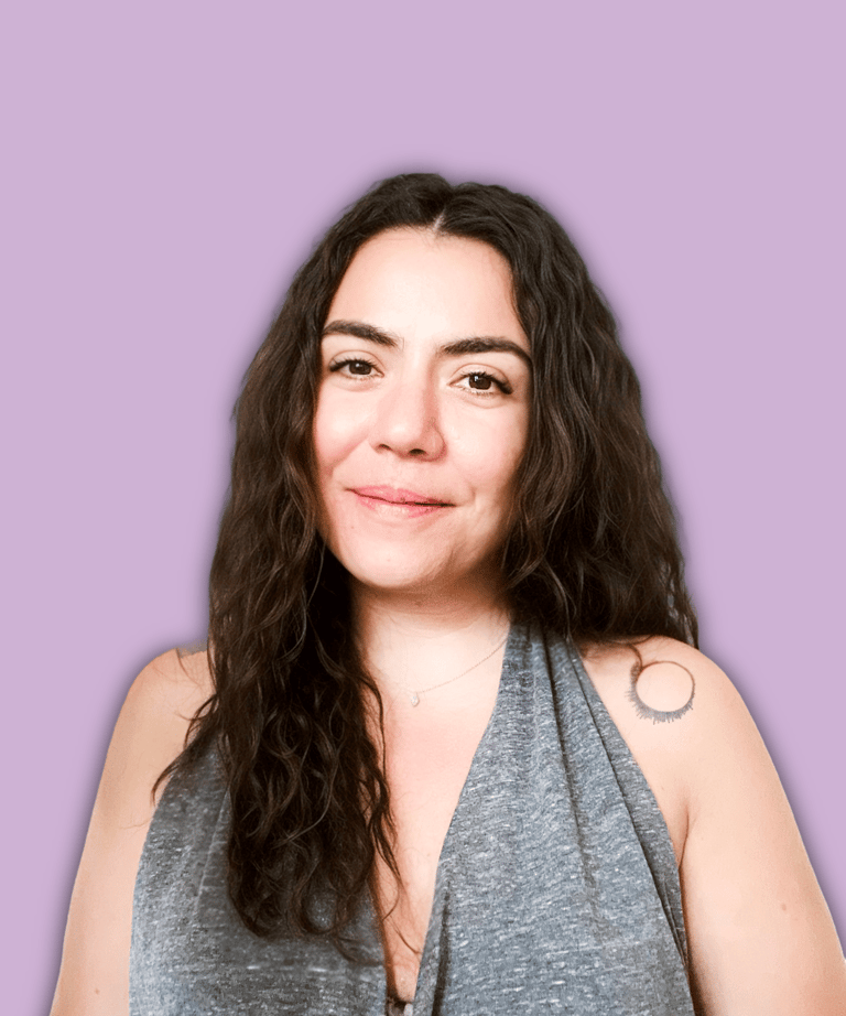 Portrait of Lea Husseini, personal branding expert and storytelling strategist based in Switzerland.