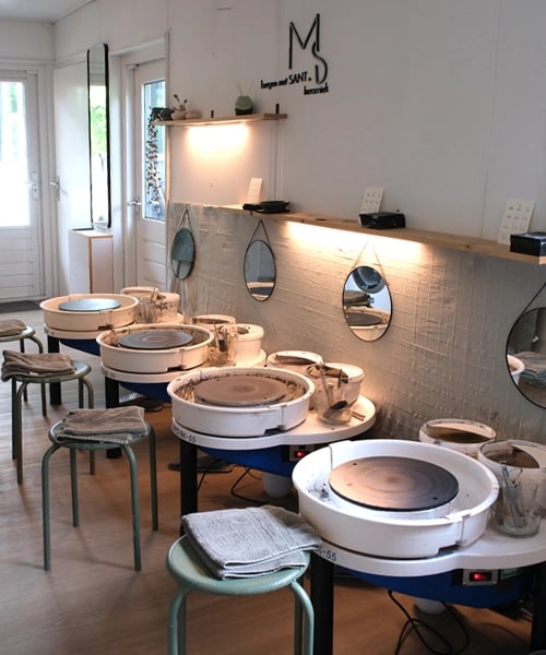 Draaischijven in atelier voor keramiekworkshop en cursus pottenbakken