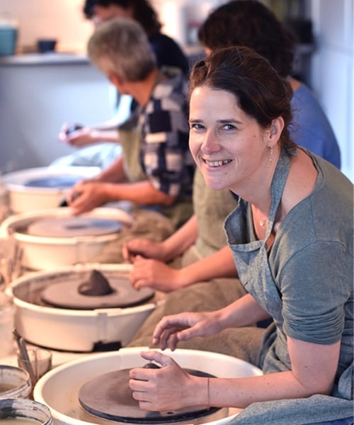 Leer pottenbakken op de draaischijf met een workshop of cursus in breda