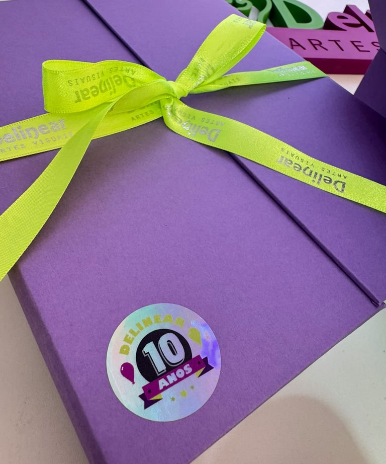 Caixa Cartonada personalizada criada pela Delinear Artes Visuais para comemoração de dez anos