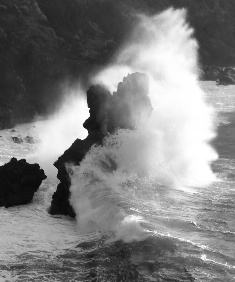 Onda che si infrange sugli scogli a Salina, Isole Eolie