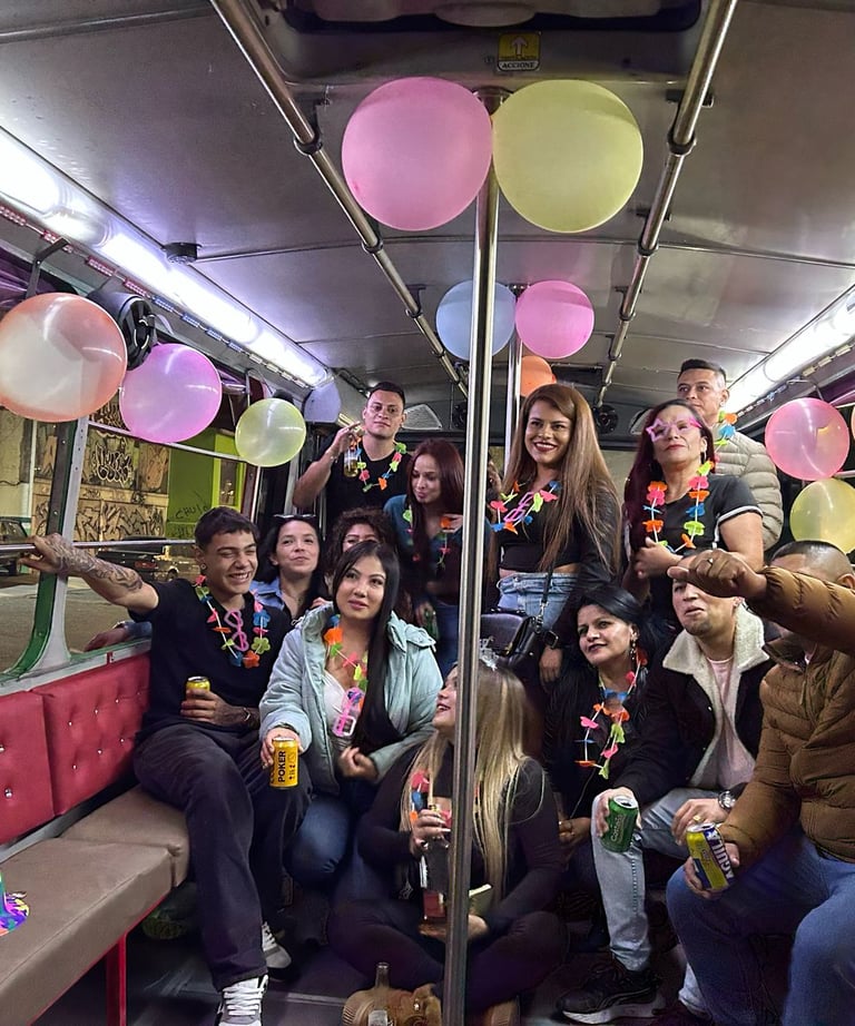 Grupo de amigos celebrando en una chiva rumbera en Bogotá.