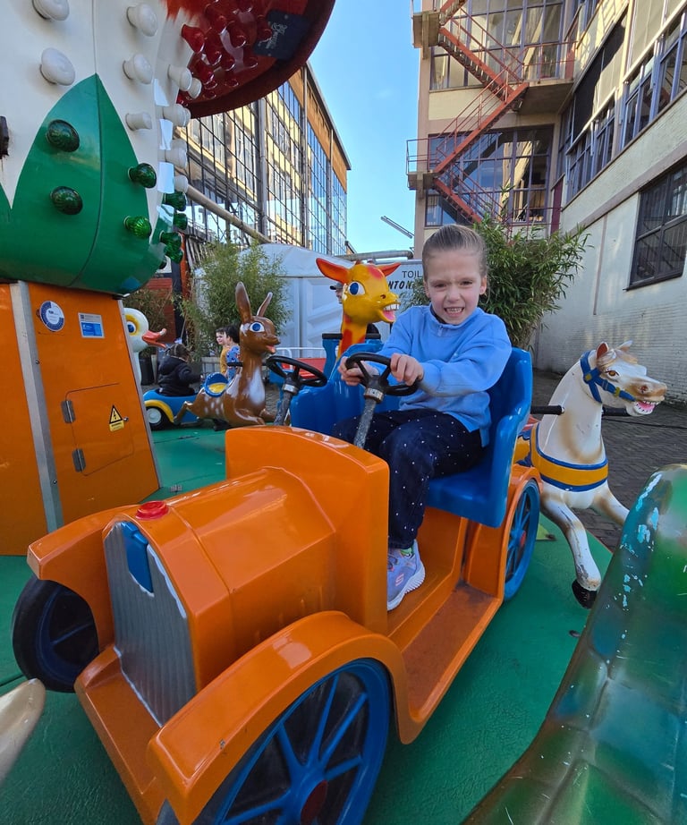 meisje op draaimolen