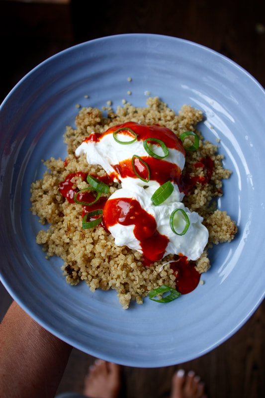 quick and easy powerhouse breakfast - quinoa topped with poached egg and Korean sauce