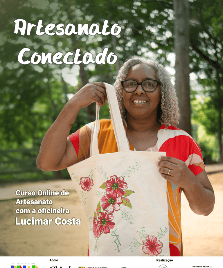 Cartaz do curso de artesanato com oficineira mostrando uma bolsa com decoupag,