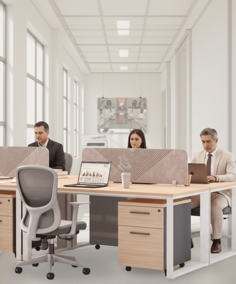 Oficina equipada con estaciones de trabajo, sillería operativa Axis gris y equipo trabajando en lapt
